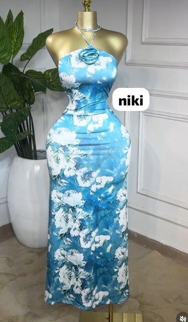 Robe Maxi Bleu & Blanche – Élégance Florale et Silhouette Sculptée [M5B1]