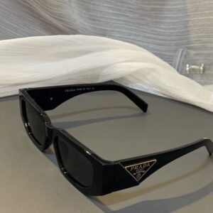 Prada PR 10ZS – Lunettes de Soleil Modernes au Style Iconique [M8A3]