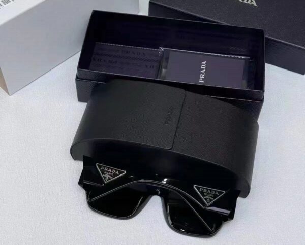 Prada PR 10ZS – Lunettes de Soleil Modernes au Style Iconique [M8A3]