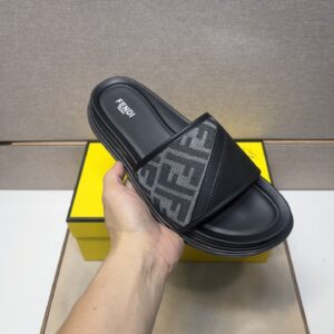Fendi Diagonal Slides – L’Élégance Décontractée Signée Fendi [M8A4]