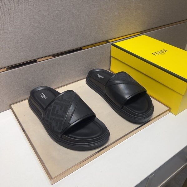 Fendi Diagonal Slides – L’Élégance Décontractée Signée Fendi [M8A4]