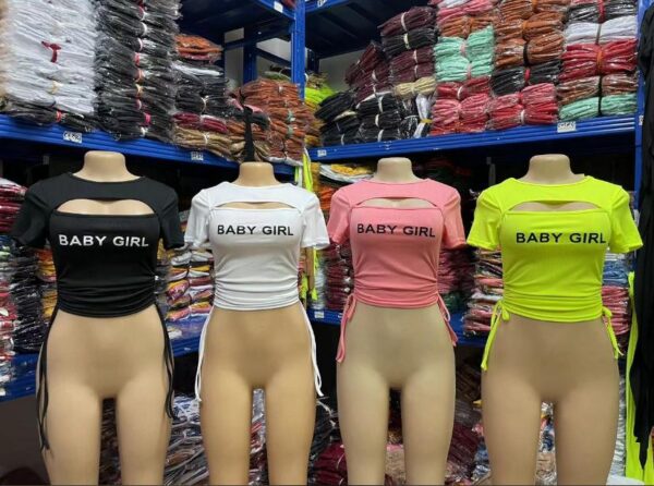 Crop top “BABY GIRL” – Côtés froncés pour un style mignon et tendance [M5B8]