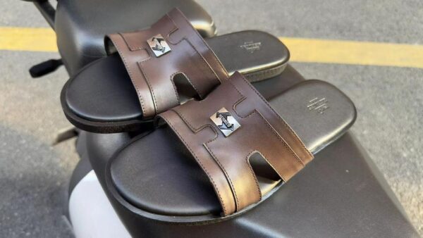 Sandales Hermès Chypre en cuir marron – Luxe, confort et modernité [M13A7]