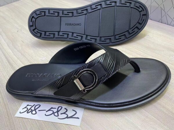 Sandales Homme Salvatore Ferragamo – Cuir noir avec détail Gancini [M13B5]