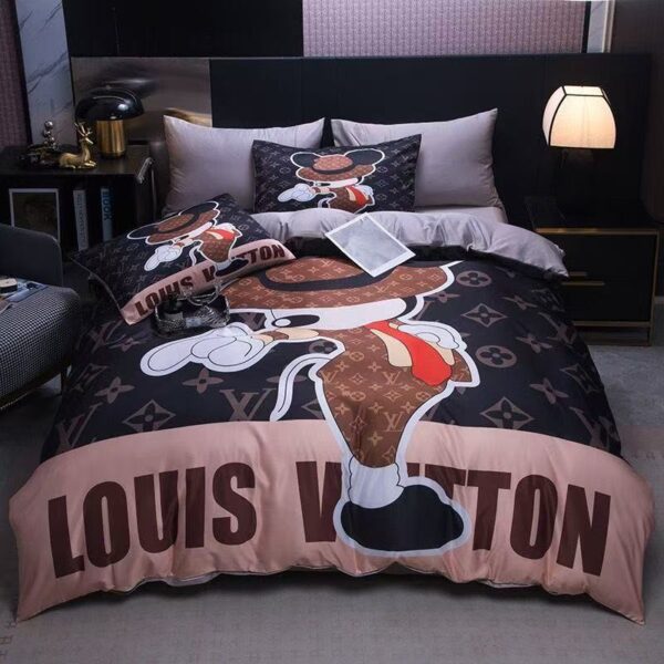 Louis Vuitton x Mickey Mouse – Le Set de Literie Iconique et Luxe [M8A6]