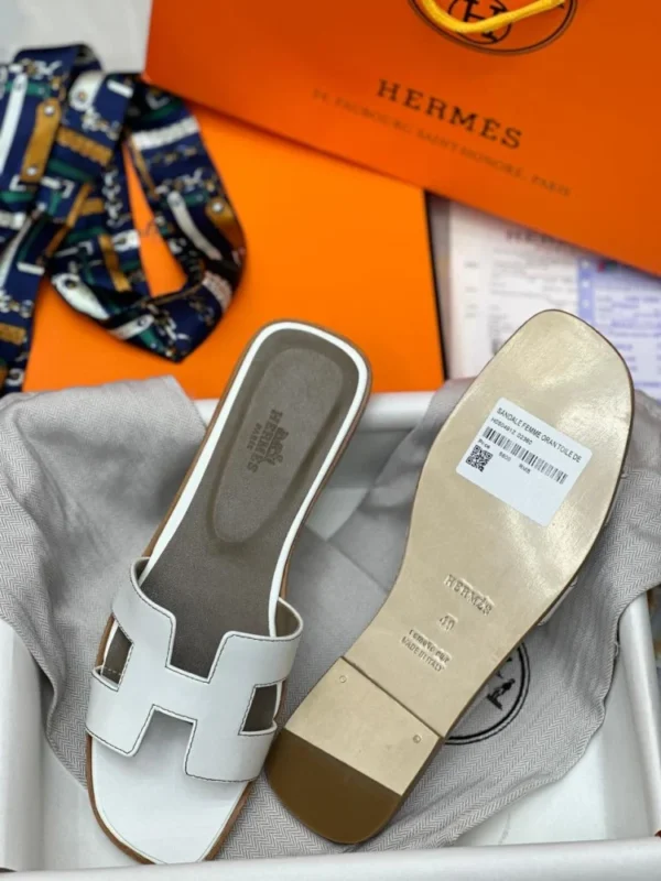 Sandales Hermès Oran blanches – Élégance iconique et minimaliste [HM1A7]