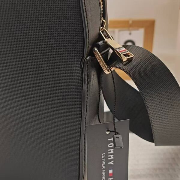 Sac Reporter Tommy Hilfiger Corporate – Texture Mixte en Polyuréthane Noir [M8A2]