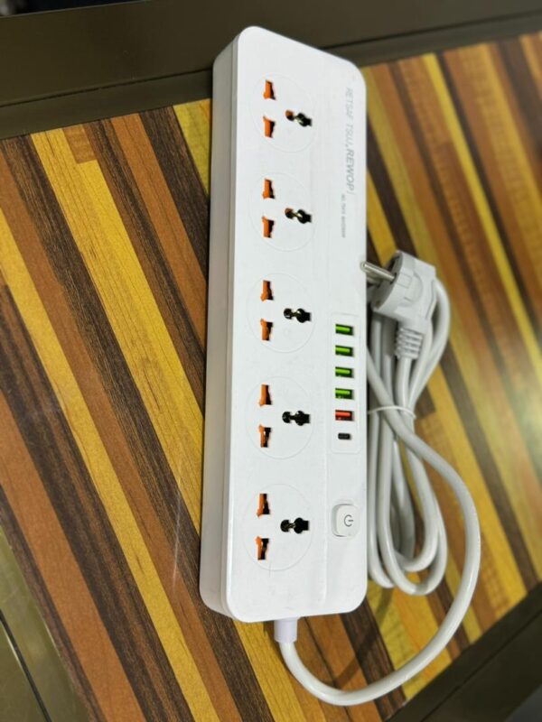 Multiprise Universelle avec Ports USB – Puissance et Praticité [E13A5]