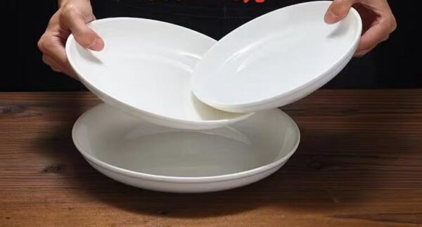 Service d’Assiettes en Porcelaine Blanche – 12 Pièces [E13A9]