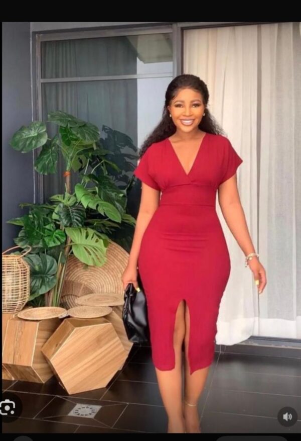 Robe Bodycon "Red Siren" – Décolleté Plongeant & Fente Frontale [M22B3]